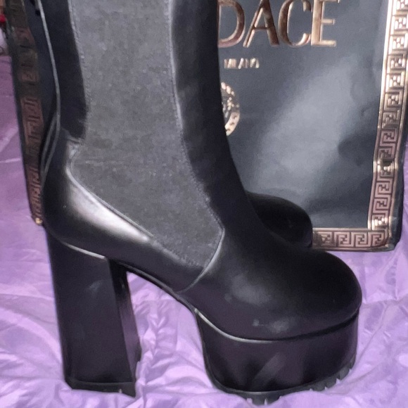 VERSACE🤩❤️‍🔥
Medusa Heeled Chelsea Boots - Picture 4 of 10